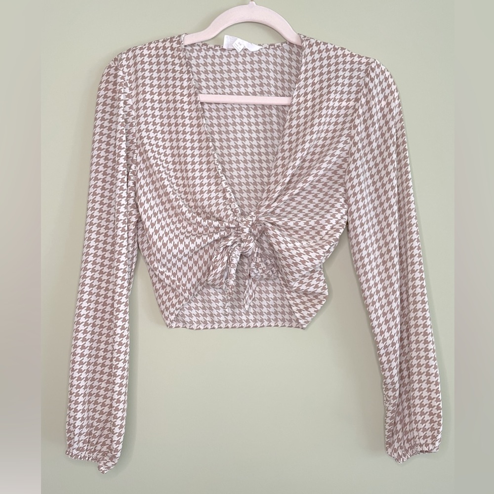 3 for $15 🦋 LIKE NEW Houndstooth Crop Tie Top - Long-sleeve - Picture 2 of 8
